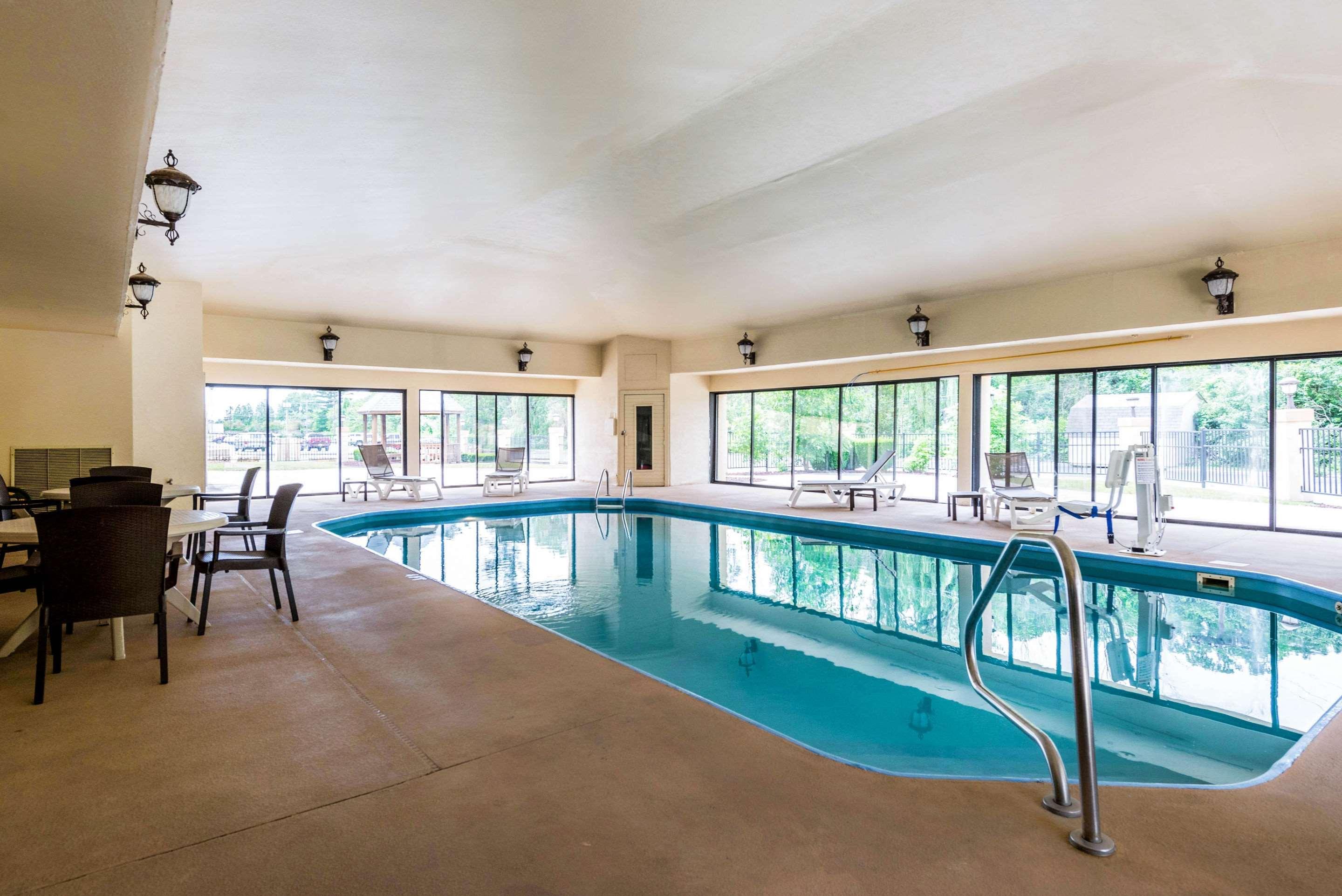 Comfort Suites Marion Buitenkant foto
