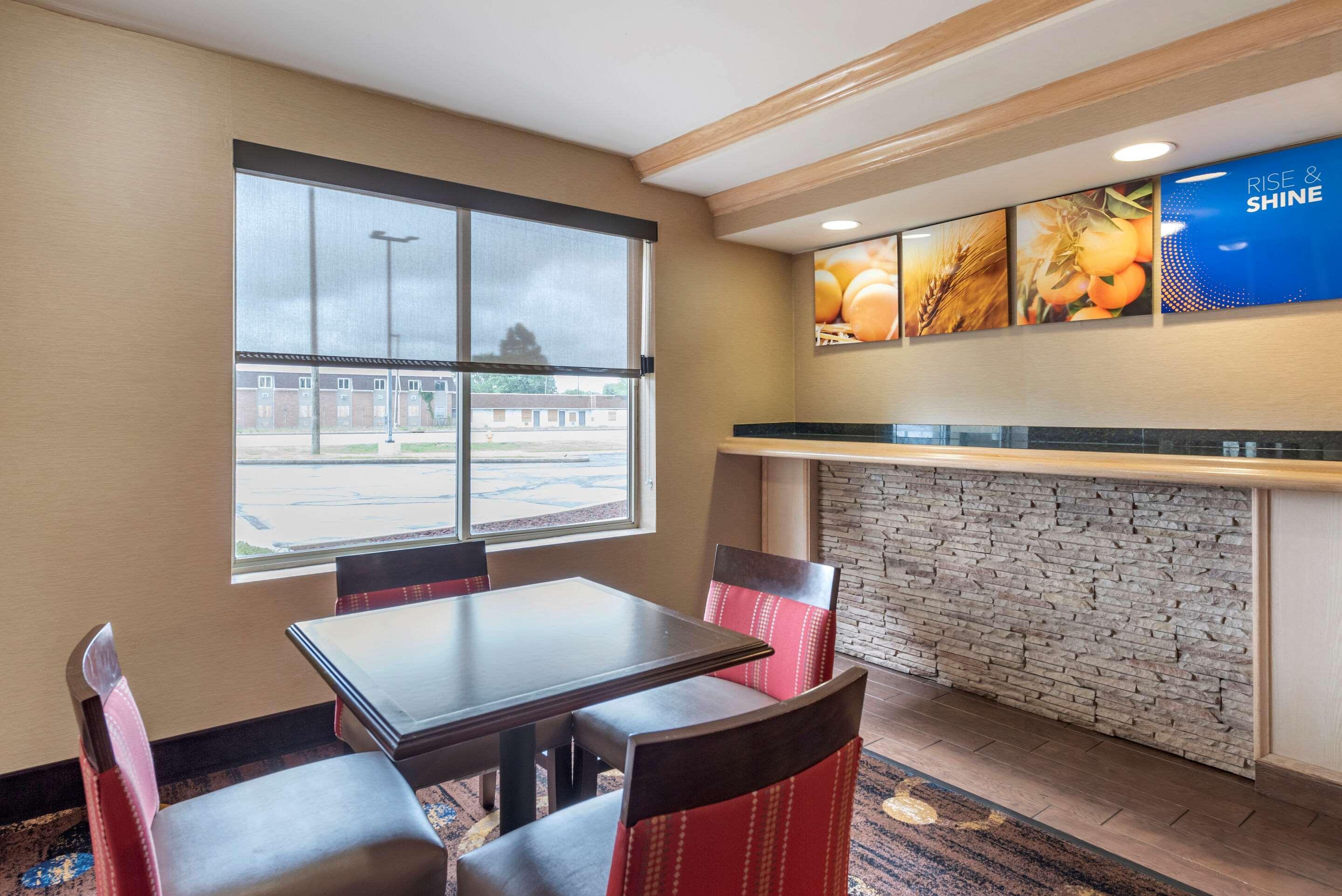 Comfort Suites Marion Buitenkant foto